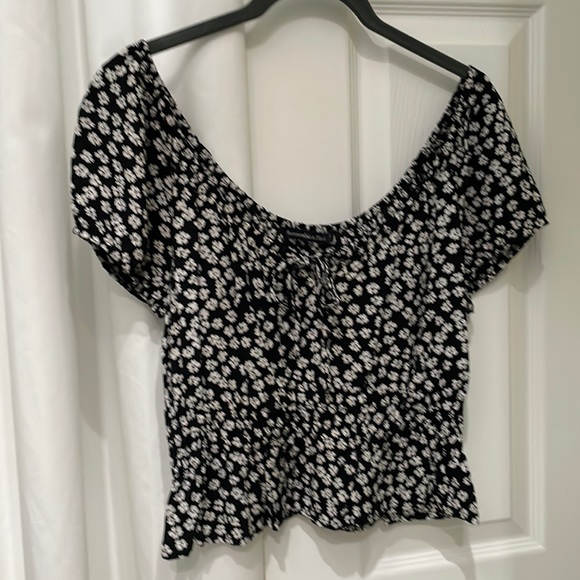Abercrombie and Fitch black and white floral  top size XS - Picture 1 of 7